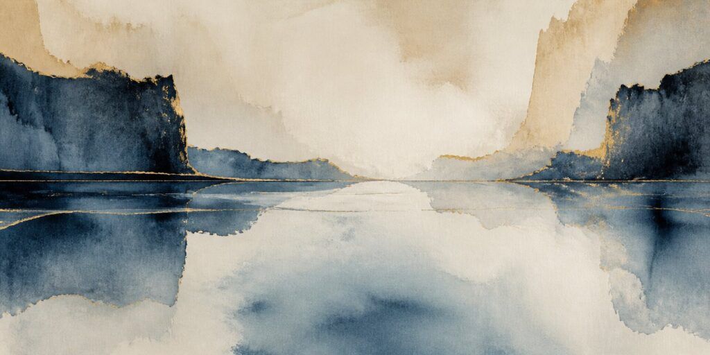 Abstraktes Aquarellbild von Bergen und ihrem Spiegelbild im Wasser, inspiriert von einem Gefühl der Reise, ähnlich wie in „Der Wanderer“, in Blau-, Beige- und Weißtönen mit goldenen Akzenten.